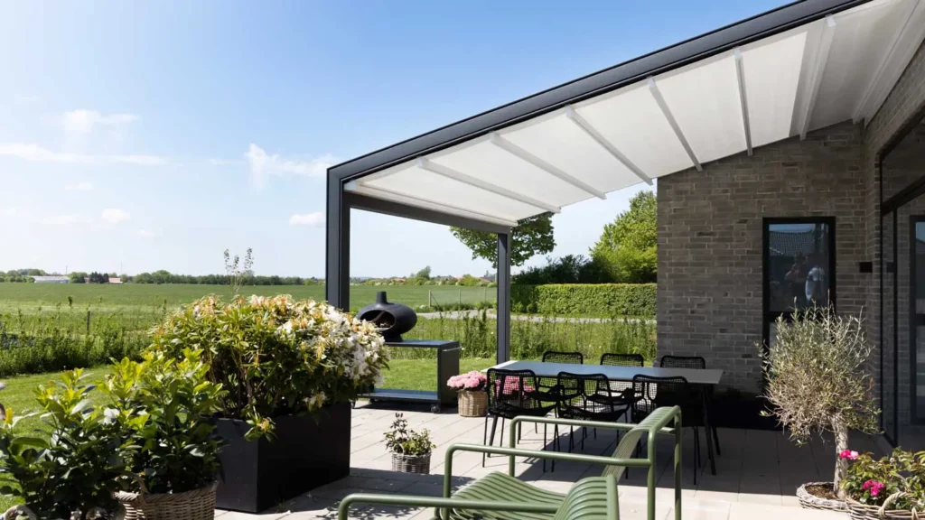 Pergola a tetto inclinato scorrevole